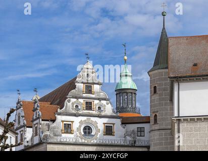 Tour et façade du château de Neubourg sur le Danube Banque D'Images