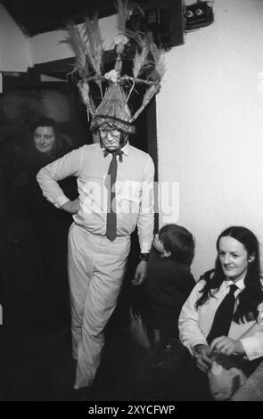 Festival de folklore irlandais Biddy Boys portant la traditionnelle coiffe conique en paille. Festival célébrant la Saint St Brigit celtique ou St Brigid visite d'un pub local le jour des Saints de St Brigid le 1er février. Ils se détendent juste avant de passer sur le lieu du nid. Killorglin, comté de Kerry, Irlande du Sud février 1972 1970 Eire HOMER SYKES Banque D'Images