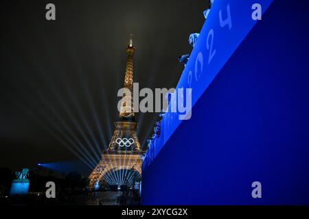 PARIS, FRANCE-26 juillet 2024 : vue d'ensemble de la Tour Eiffel en prévision de la cérémonie d'ouverture des Jeux Olympiques de Paris 2024 à Paris Banque D'Images