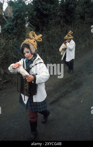 Irish folklore Ireland des années 1970, deux Biddy Boys frère et sœur habillés et célébrant de manière traditionnelle la Sainte Brigit celtique ou Brigid, qui était une déesse de l'Irlande pré-chrétienne. Le 1er février est son jour des Saints. Ils marchent d'un chalet à l'autre. Killorglin, County Kerry, Eire, Irlande du Sud février 1972 Eire HOMER SYKES Banque D'Images