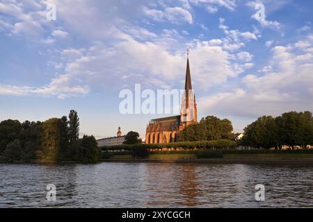 Vue sur la rivière à Francfort-sur-le-main avant le coucher du soleil, Allemagne, Europe Banque D'Images