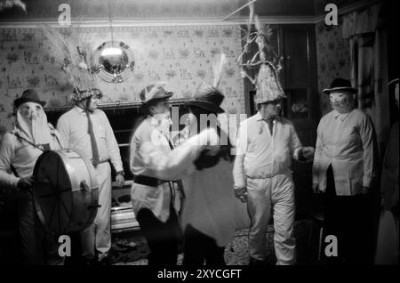 Irlande rurale des années 1970 Festival folklorique annuel des Biddy Boys célébrant le Saint celtique, St Brigit ou St Brigid. Ses célébrations du jour des saints quand les Biddy Boys vont de maison en maison, visitant les voisins et les fermes périphériques. Où la musique et la danse ont lieu. Killorglin, comté de Kerry, Irlande du Sud février 1972 1970 Eire HOMER SYKES Banque D'Images