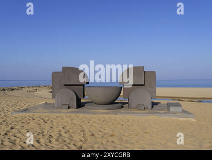 Sculpture de Pietro Cascella sur la plage de Piscinas sur la côte ouest de l'île méditerranéenne italienne de Sardaigne Banque D'Images