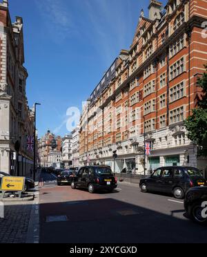 Londres - 06 15 2022 : vue sur Knightsbridge Street Banque D'Images