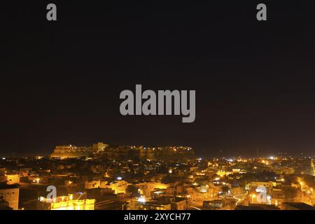 Les lumières illuminent le fort et le quartier environnant la nuit à Jaisalmer, Rajasthan, Inde, Asie Banque D'Images