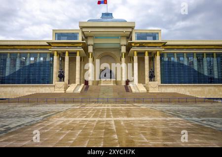 La statue de Ghengis Khan se trouve au centre du bâtiment du palais du gouvernement par une journée pluvieuse et humide sur la place Sukhbaatar dans le centre-ville d'Oulan-Bator, Mongolie, AS Banque D'Images