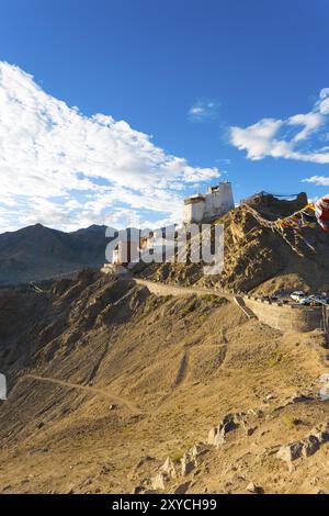 Tsemo Fort et Namgyal Tsemo Gompa au sommet d'une montagne au-dessus de Leh et la vallée de Nubra un jour d'été au Ladakh, Inde. La verticale Banque D'Images