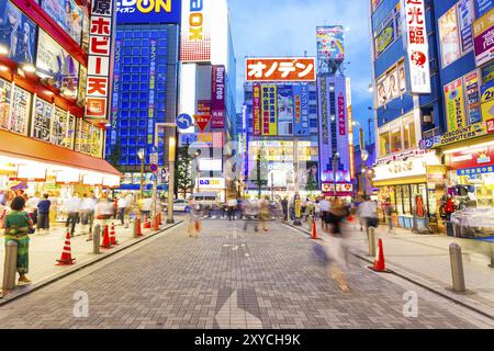 Tokyo, Japon, 29 juillet 2015 : les gens sont occupés à marcher dans le quartier central de l'électronique du centre-ville d'Akihabara parmi les néons lumineux et la rue illuminée Banque D'Images