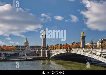 Paris France, vue sur la ville au pont de la Seine Pont Alexandre III et Esplanade des Invalides avec saison des feuillages d'automne Banque D'Images