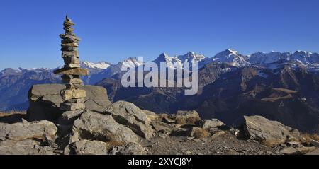 Cairn au sommet du mont Niesen. Vue sur les célèbres montagnes Eiger, Monch et Jungfrau. Jour d'automne dans les Alpes suisses Banque D'Images