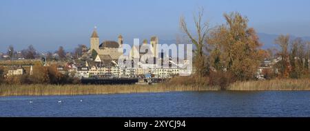 Château médiéval à Rapperswil, Suisse. Arbres colorés et lac bleu Obersee. Scène d'automne dans le canton de St Gall Banque D'Images