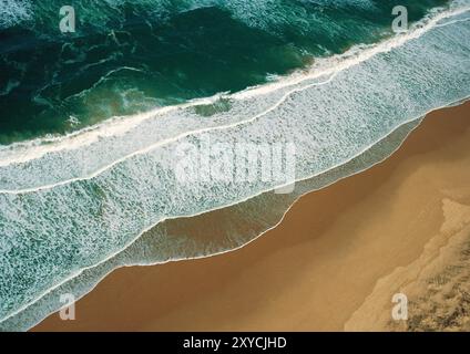 Australie. Nouvelle-Galles du Sud. Vue aérienne du surf sur la plage. Banque D'Images