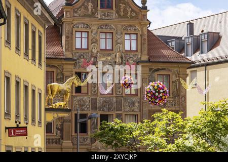 Vue sur la ville d'Ellwangen, maison Zimmerle avec magnifique peinture de façade. Aujourd'hui la pharmacie Adler, anciennement une auberge post. Sculpture d'un cheval d'or. Ellwa Banque D'Images