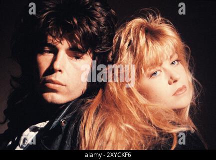 Gros plan sur la tête et les épaules d'un couple jeune homme et femme. Banque D'Images