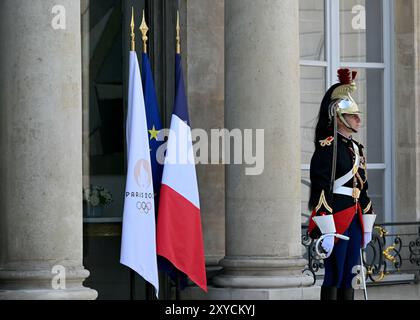 Un officier de la Garde républicaine française se tient à l’entrée du palais présidentiel de l’Élysée à Paris, alors que le premier ministre Sir Keir Starmer se rend pour une réunion lors de sa visite en France. Date de la photo : jeudi 29 août 2024. Banque D'Images