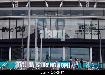 Londres, Royaume-Uni. 28 août 2024. Les écrans du stade de Wembley annoncent les prochains concerts d'Oasis, actuellement prévus pour cinq soirs en juillet et août 2025 dans le célèbre stade. Le groupe de rock de Manchester, dirigé par Noel et Liam Gallagher, a récemment annoncé une tournée de retrouvailles après 15 ans. Crédit : SOPA images Limited/Alamy Live News Banque D'Images