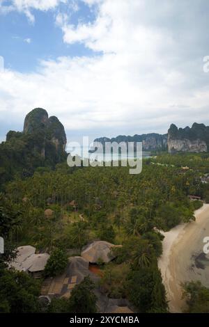 Une vue aérienne depuis le point de vue au sommet d'une montagne karstique montrant la jungle et les plages de la péninsule de Railay dans le sud de la Thaïlande Banque D'Images