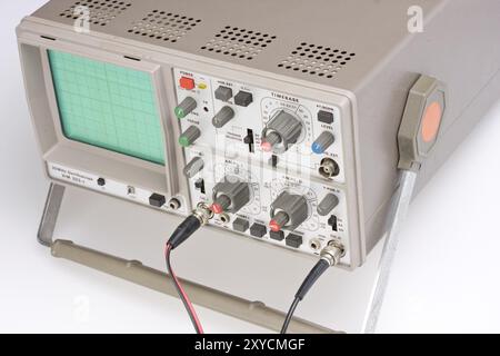 Oscilloscope analogique sur fond gris Banque D'Images