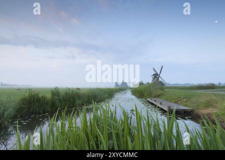 Lune au-dessus du moulin à vent par la rivière, Groningen, pays-Bas Banque D'Images