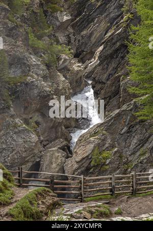 Cascade dans les gorges du Plima dans le Val Martello, Tyrol du Sud Banque D'Images