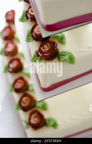 Gâteau de mariage blanc avec des roses de massepain roses Banque D'Images