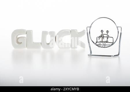 Sculpture en métal d'un couple sur une balançoire Banque D'Images