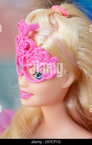 Barbie dans le costume rose Corinne trois mousquetaires Banque D'Images