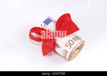 Paquet d'argent avec des billets de 50 euros apparaissent sur un fond blanc. Paquet d'argent avec 50 ? apparaissent sur un fond blanc Banque D'Images