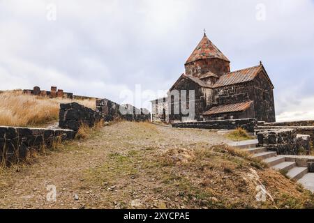 Monastère de Sevanavank situé sur la rive du lac Sevan dans la province de Gegharkunix, Arménie, Asie Banque D'Images