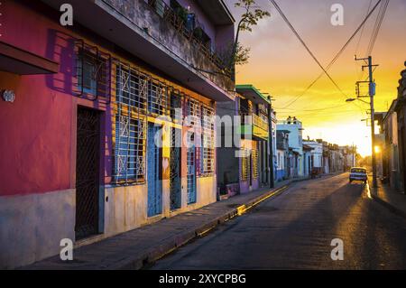 La lumière chaude du coucher de soleil brille sur les rues vides du centre-ville du patrimoine mondial dans la ville cubaine de Camaguey, une ville latino-américaine unique dans le Banque D'Images