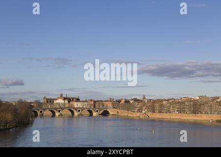 Vue sur la Garonne en direction du Pont neuf à Toulouse Banque D'Images