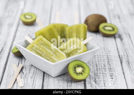 Quelques Kiwi Popsicles fraîches sur fond de bois (mise au point sélective, gros plan) Banque D'Images