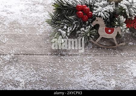 Décorations de Noël avec des ornements festifs sur fond de bois rustique et neige, boules rouges, boîtes-cadeaux avec espace de copie vue de dessus vintage Banque D'Images