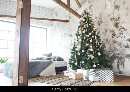 Arrière-plan de l'arbre de Noël avec golden et blanc décoration par le lit Banque D'Images