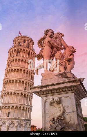 Statue d'Anges sur la Place des Miracles de Pise et de la Tour de Pise, Italie Vue du coucher de soleil rose et bleu Banque D'Images