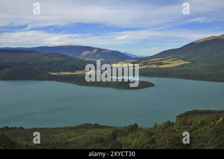 Lac sur l'île sud de la Nouvelle-Zélande. Turquoise Lac Rotoiti. St Arnaud, petit village. Vue depuis le Mont Robert Banque D'Images