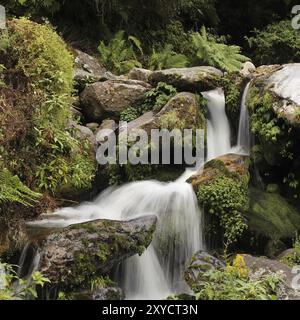 Cascades d'eau sur le chemin de Lukla à Namche Bazaar Banque D'Images