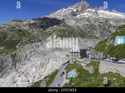 Hôtel Belvedere sur le col de Furka, l'hôtel de passe le plus célèbre dans le monde. Le bâtiment est fermé et tombe en délabrement. Un endroit perdu. Drone pho Banque D'Images