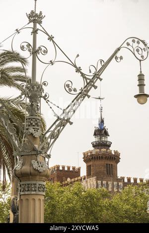 Lampadaire Art Nouveau près de l'Arc de Triomf sur la promenade Passeig de Lluis Companys à Barcelone, Espagne, Europe Banque D'Images