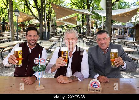 MUNICH, ALLEMAGNE - AOÛT 28 : Claudio Pizarro , Stefan Effenberg et Roy Makaay assistent à la séance photo du FC Bayern München et Paulaner à Nockerberg le 28 août 2024 à Munich, Allemagne. © diebilderwelt / Alamy Live News Banque D'Images