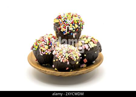 Assortiment de moelleux au chocolat cupcake dans la plaque en bois sur fond blanc Banque D'Images