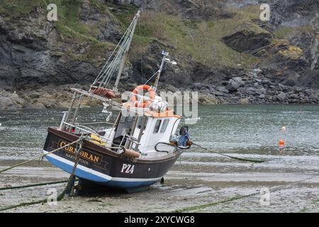 PORT ISAAC, CORNOUAILLES, Royaume-Uni, 13 AOÛT : bateau de pêche à Port Isaac en Cornouailles le 13 août 2013 Banque D'Images