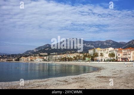 Horizon de la ville de Menton, plage de galets et mer sur la Côte d'Azur en France Banque D'Images