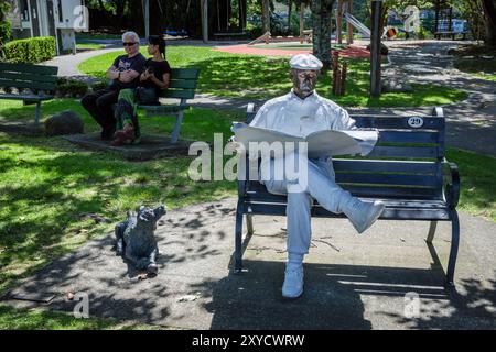 La sculpture de 'Barry - a Kiwi bloke' par Donald Paterson avec son chien Jack - 'Best mate of Barry' par Barry Menzies et Nick Cassidy Banque D'Images