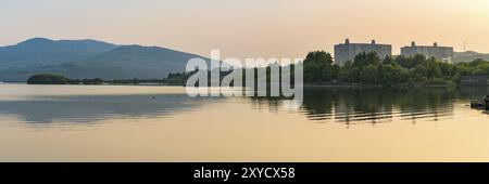 Llyn avec l'Trawsfynydd nucléaire désaffectés, près de Blaenau Ffestiniog, Gwynedd, Pays de Galles, Royaume-Uni Banque D'Images