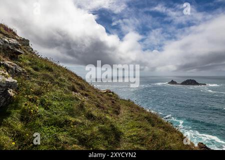 Des nuages spectaculaires au large de la côte de Cornouailles près du cap Cornwall, un jour d'été Banque D'Images