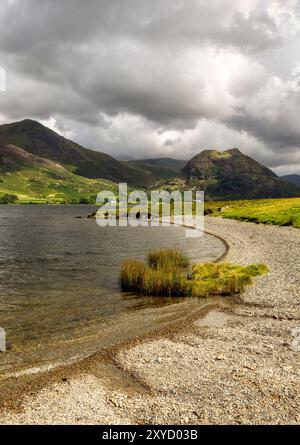 Whiteless Pike et Rannerdale Knott de l'autre côté de Crummock Water, Cumbria Banque D'Images