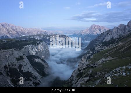 Vallée de montagne avant le lever du soleil, les Dolomites italiennes Banque D'Images