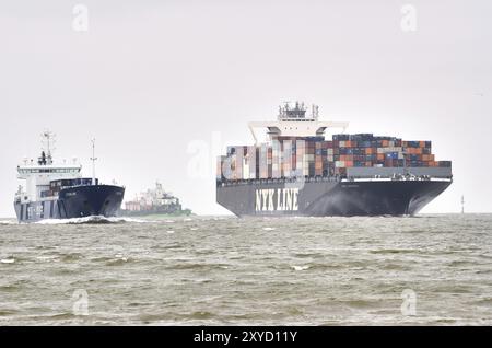 Navires arrivant dans l'estuaire de l'Elbe au large de Cuxhaven Banque D'Images