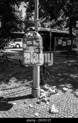 Photographie en noir et blanc, corbeille à papier trop remplie du service de nettoyage de la ville de Berlin, Berlin, Allemagne, Europe Banque D'Images